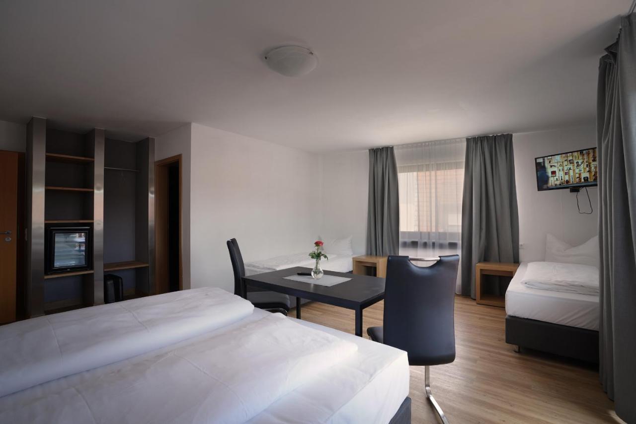 Hotel Gasthof Metzgerei Lamm - Benedikt Rueckel Geiselwind Bagian luar foto